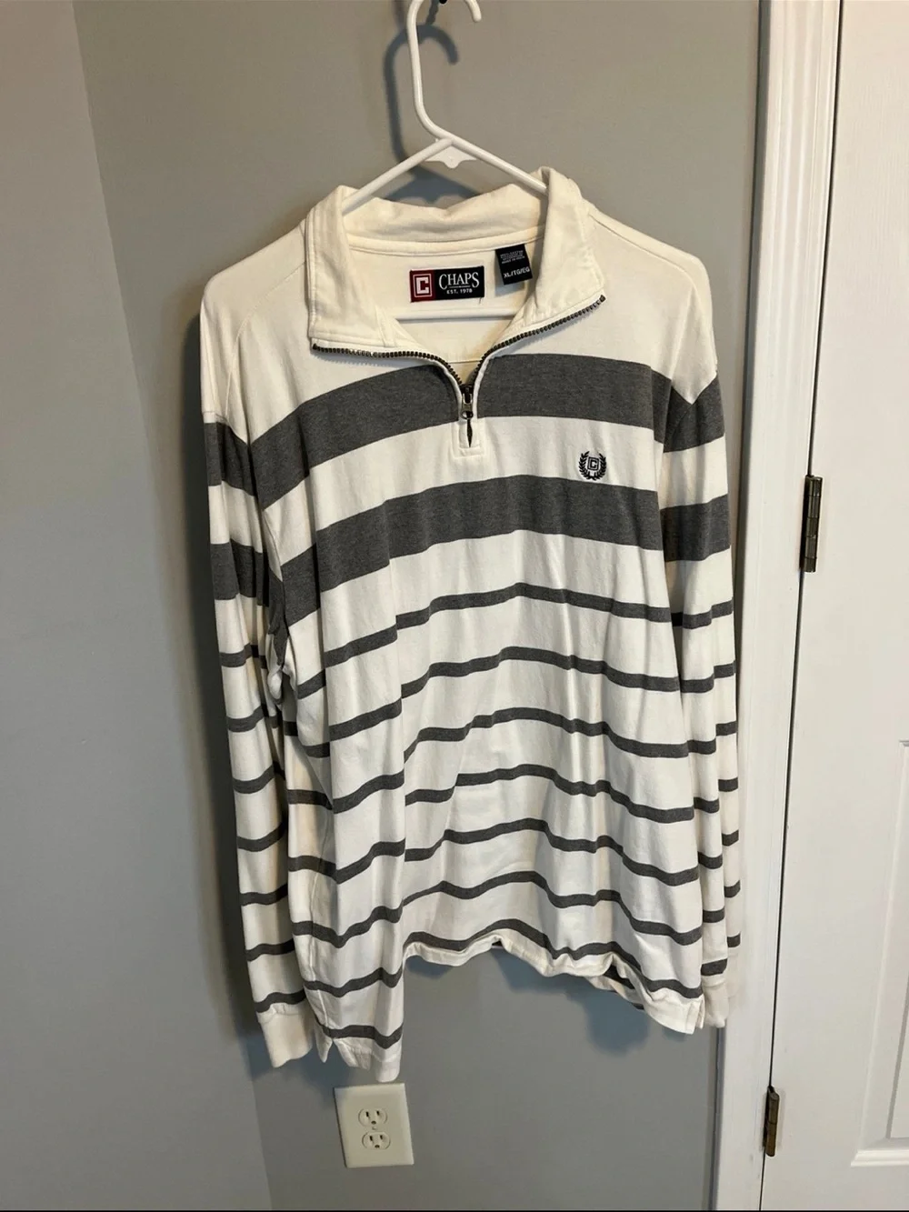 Chaps Men’s White and Gray Striped Quarter-Zip Pullover